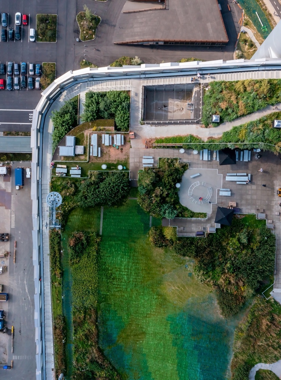 aerial-view-amager-bakke-copenhill-waste-energy-power-plant-copenhagen-denmark-with-ski-area-roof - Grande